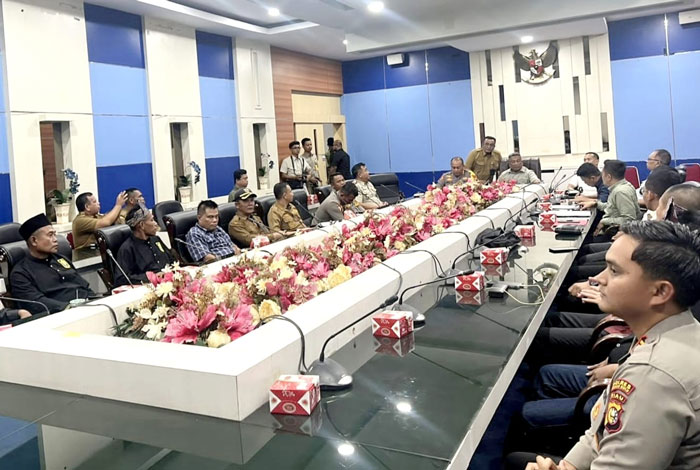 Bupati Rohul Anton memimpin rakor membahas langkah antisipasi terjadinya konflik dan gangguan Kamtibmas di Kabupaten Rohul di aula lantai III Kantor Bupati Rohul, Selasa (11/2/2026) petang.