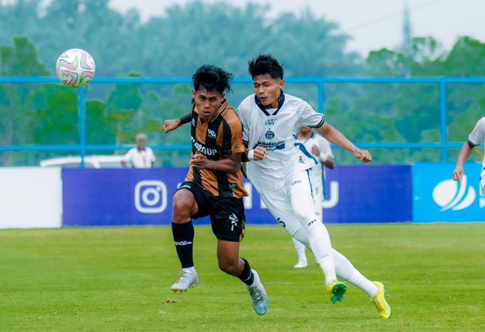 Pemain Wahana FC (kanan) dan WGroup FC berebut bola dalam pertandingan Babak 4 Besar RS Awal Bros Liga 4 Zona Riau 2025/2026 di Stadion Gelora Hangtuah Pekanbaru, Jumat (13/2/2026).