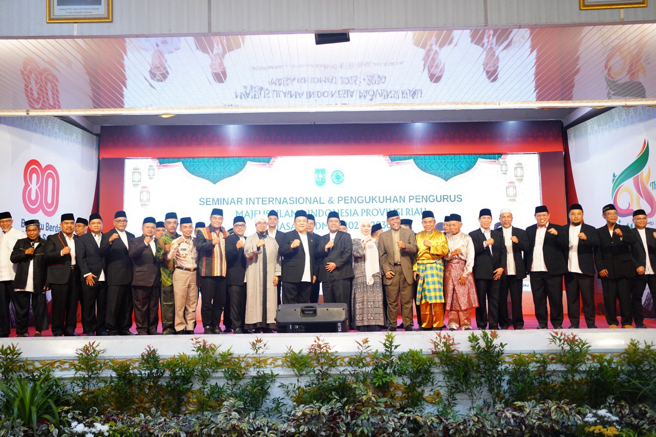 Pelaksana Tugas Gubernur Riau SF Hariyanto foto bersama pengurus MUI Riau 2025-2030 usai pengukuhan di Gedung Daerah Balai Serindit, Jalan Diponegoro Pekanbaru, Jumat (13/2/2026).