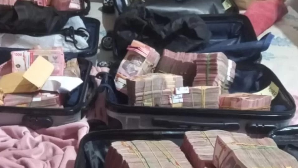 Penampakan barang bukti uang Rp5 miliar dalam lima koper ditemukan KPK dari kasus korupsi Bea Cukai saat penggeledahan di Ciputat, Tangerang Selatan, Banten, Jumat (13/2/2026).