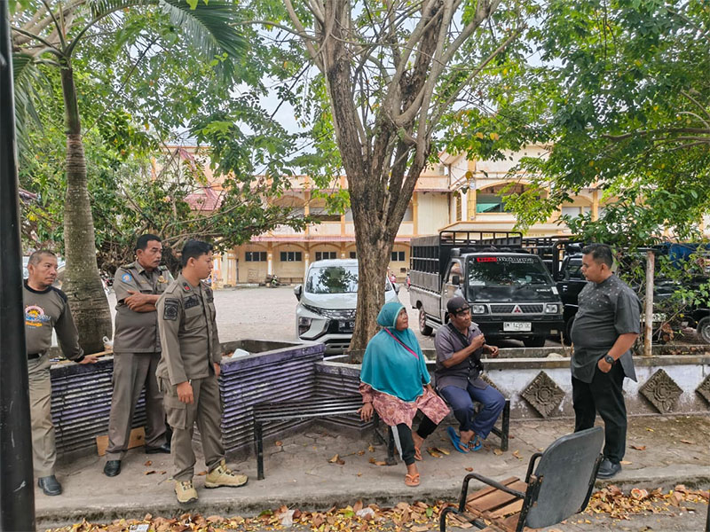 Kasatpol PP Bengkalis Alfakhrurrazy melakukan razia Gepeng yang makin menjamur di Bengkalis, Jumat (12/2026).