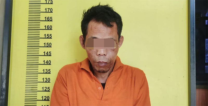 Tersangka JM alias Kukus saat diamankan Polsek Pasir Penyu, Sabtu (14/2/2026).