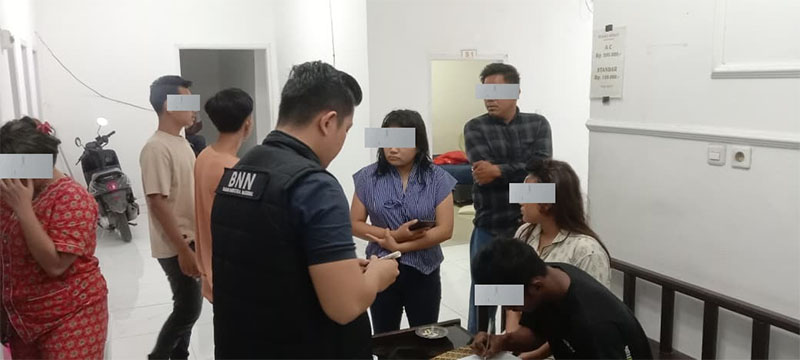 BNNK Kuansing, Jumat (13/2/2026) melakukan tes urine di tempat kos-kosan dan penginapan di wilayah Teluk Kuantan.