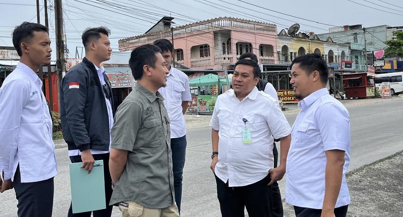 Kasi Angkutan Dishub Siak Januwira (dua kanan) berbincang dengan Kepala Seksi Prasarana Jalan Sungai Danau dan Penyeberangan Alumni Mulki (tiga kiri) saat melakukan survei angkutan perintis.