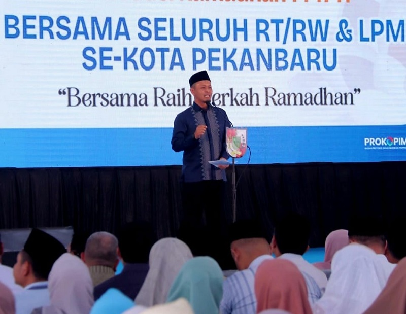 Wali Kota Pekanbaru Agung Nugroho memaparkan capaian setahun saat bersilaturahmi bersama ketua RT dan RW dari tujuh kecamatan di Rumah Dinas Wali Kota, Sabtu (14/2/2026).