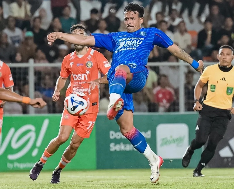 Tendangan Antonio Gamaroni berhasil menjebol gawang Persiraja Banda Aceh, di Stadion H Dimurthala, Sabtu (14/02/2026) malam.