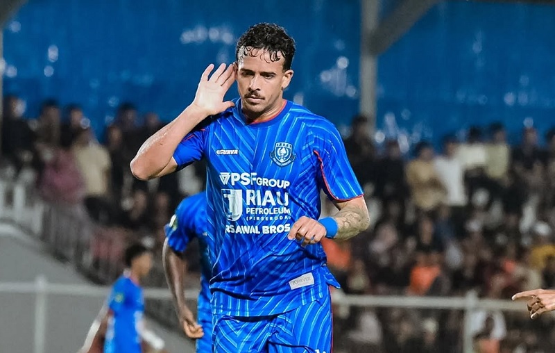 Pemain PSPS Pekanbaru Antonio Gamaroni melakukan selebrasi usai menjebol gawang Persiraja Banda Aceh di Stadion H Dimurthala, Sabtu (14/2/2026) malam.