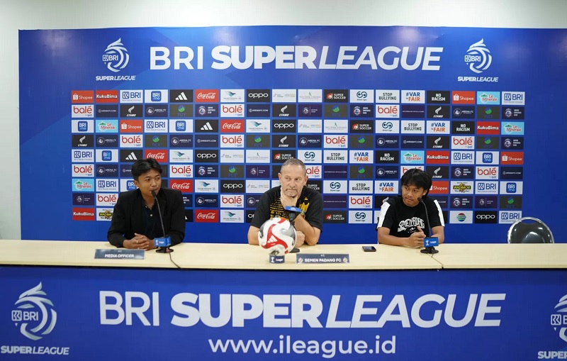 Pelatih Semen Padang FC, Dejan Antonic saat memberikan keterangan di konferensi pers jelang pertandingan lawan Arema FC, Sabtu (14/2/2026).