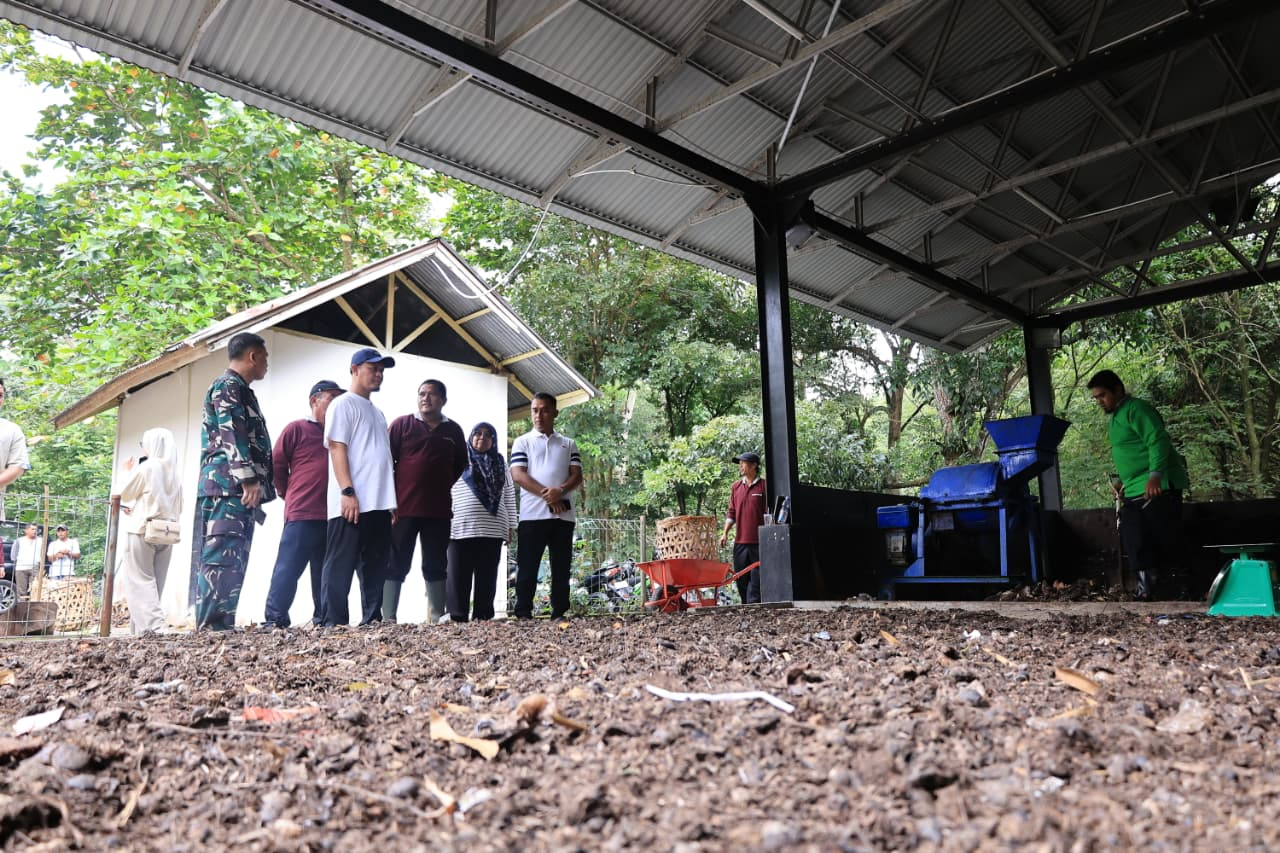 TINJAU PROSES: Wali Kota Pekanbaru, Agung Nugroho, saat meninjau proses pengolahan sampah, baru-baru ini.
