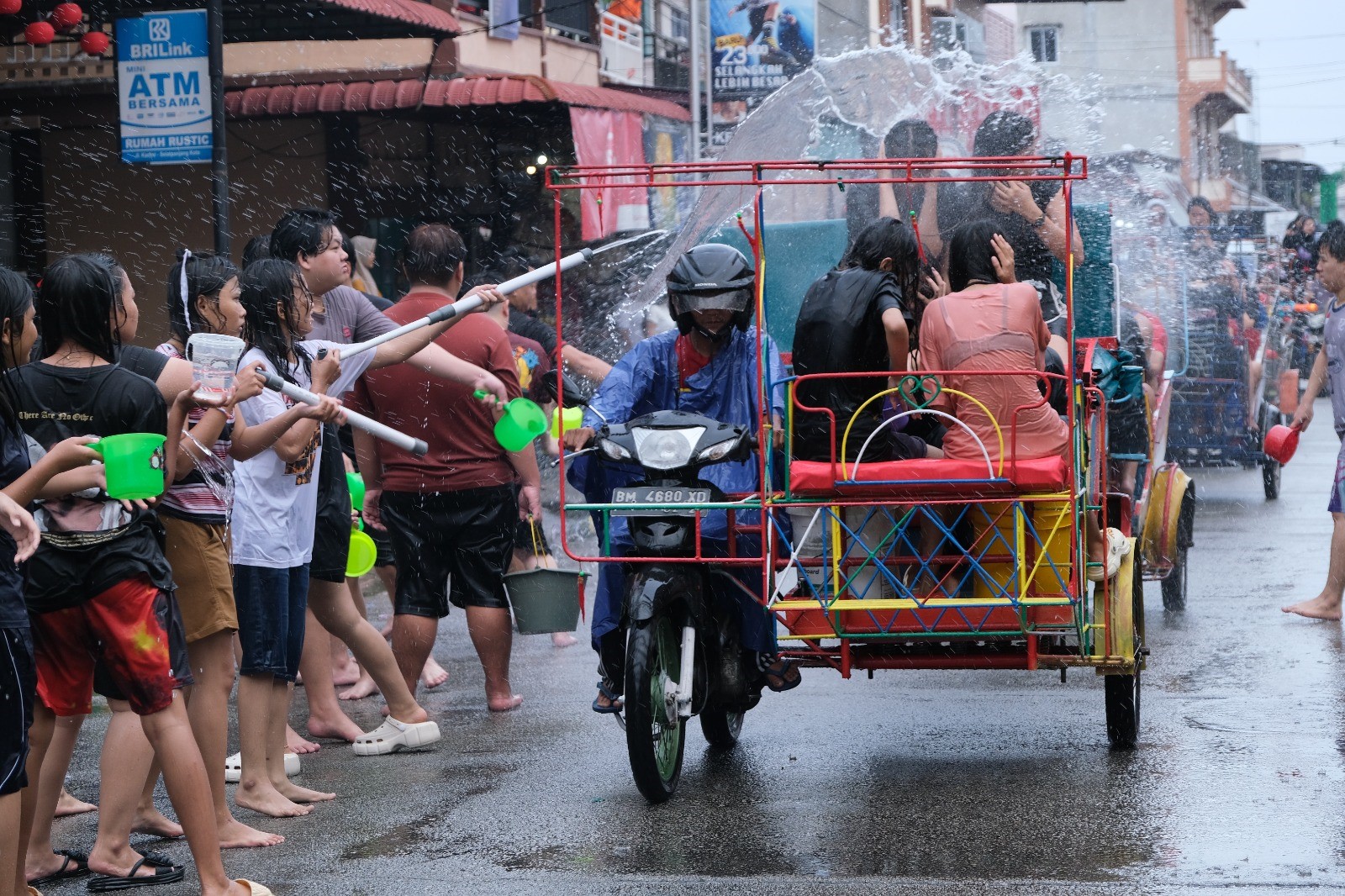 MENIKMATI FESTIVAL: Para peserta menikmati Festival Perang Air di Selatpanjang, Kepulauan Meranti, yang berlangsung pada tahun lalu.