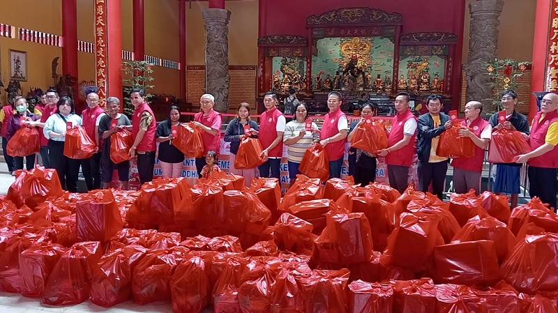 Jajaran pengurus PBBI Riau menyerahkan paket Imlek kepada warga tionghoa prasejahtera di Vihara Kwan Tee Kong Bio Rumbai, Ahad (15/2/2026).