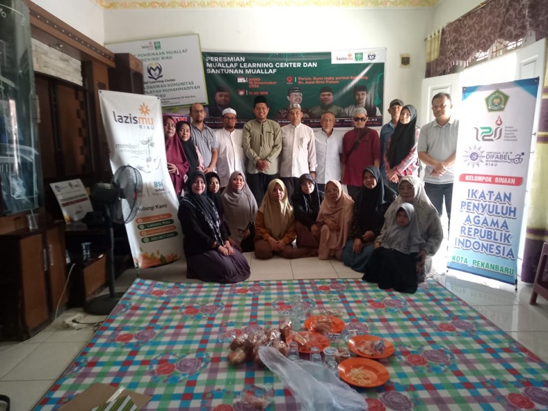 Tim PkM UIR foto bersama usai bimbingan mental spiritual dan baca tulis Alquran, belum lama ini.