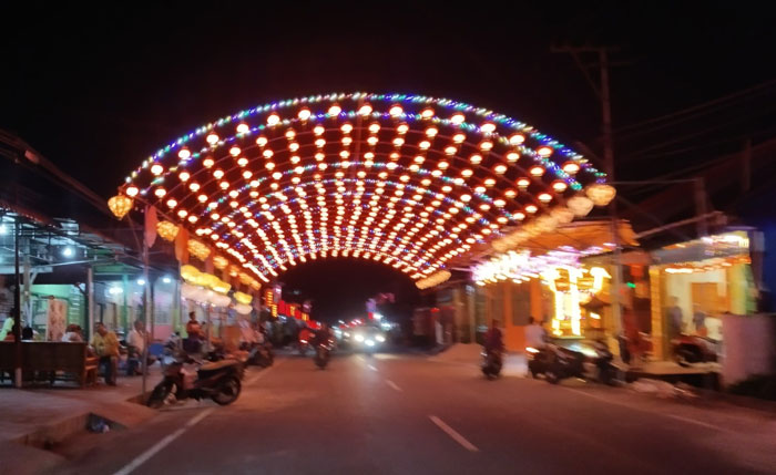 Keberadaan lampion di pinggir jalan Perdagangan, Bagansiapiapi. Terdapat ribuan lampion dipasang di sejumlah ruas jalan di Bagansiapiapi menambah kesan semarak menyambut pergantian tahun baru Imlek.
