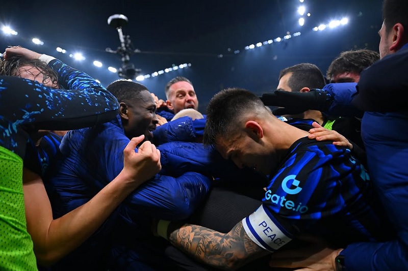 Pemain Inter MIlan merayakan gol Piotr Zielinski di menit-menit akhir untuk mengalahkan Juventus 3-2.