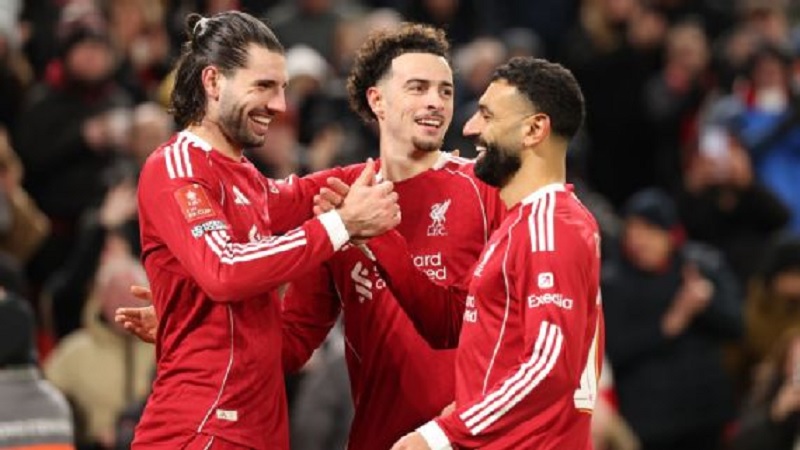 Dominik Szoboszlai merayakan gol kedua Liverpool bersama Mohamed Salah dan Curtis Jones.