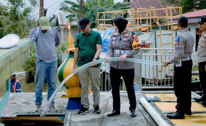 Kasatlantas menyalurkan bantuan air bersih untuk rumah ibadah Masjid Nur Hikmah, Jalan Rambutan, Kecamatan Mandau, Sabtu (14/2/2026).