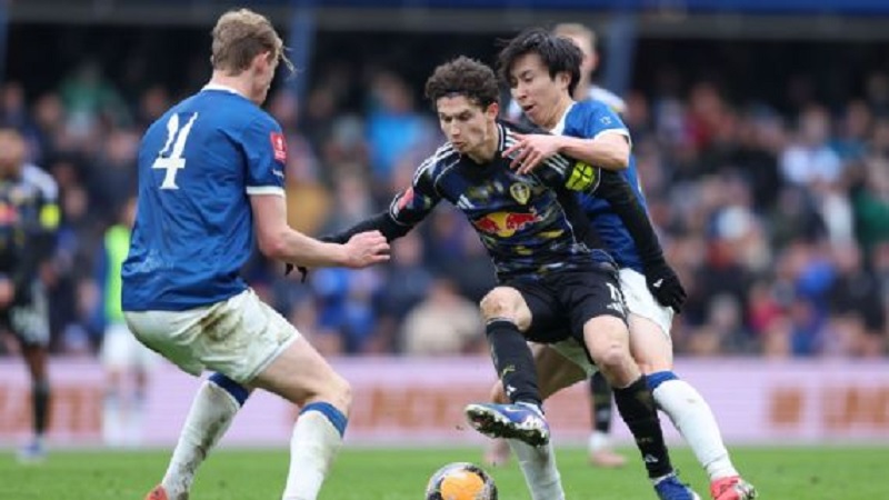 Leeds United mengalahkan Birmingham melalui adu penalti untuk maju ke babak 16 besar Piala FA.