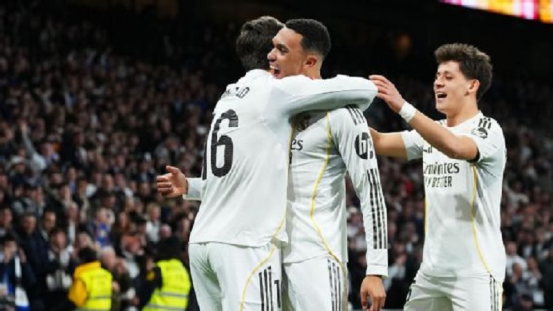 Trent Alexander-Arnold merayakan gol pertama Real Madrid bersama Gonzalo Garc&iacute;a saat mengalahkan Real Sociedad 4-1 di Santiago Bernabeu.