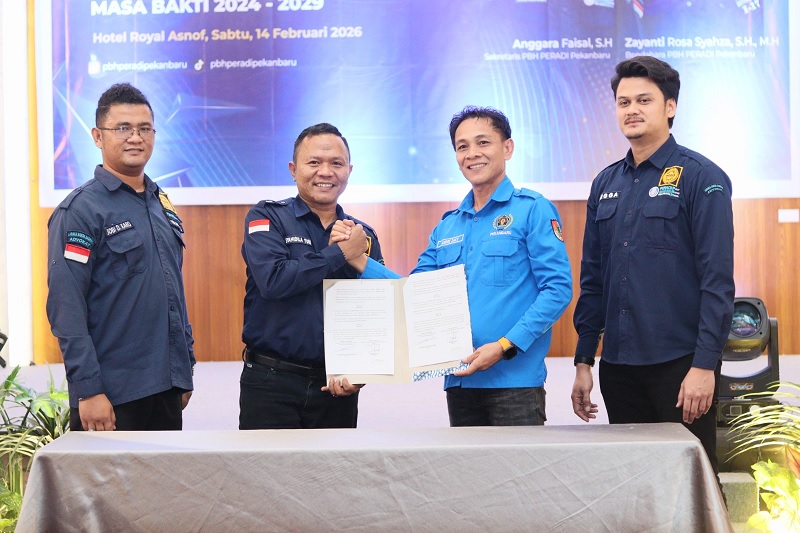 Penandatanganan MoU antara PBH Peradi Pekanbaru dengan Pokja PWI Pekanbaru, usai pelantikan Ketua PBH Peradi Pekanbaru masa periode 2024-2029, Sabtu (14/2/2026).