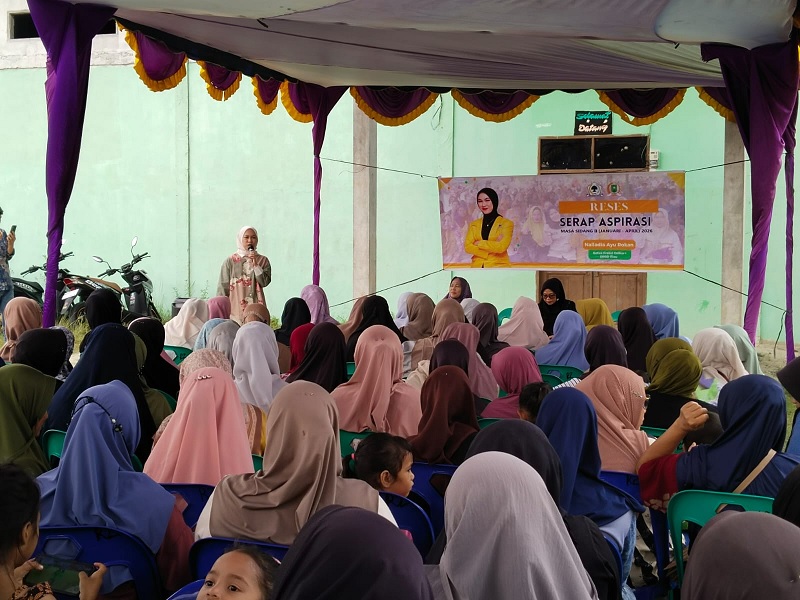 Anggota DPRD Riau dapil Rohil Nalladia Ayu Rokan menyampaikan sambutan pada kegiatan reses dilaksanakan di Kecamatan Tanah Putih, Sabtu (14/2/2026).