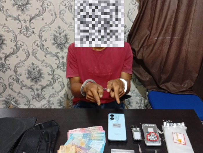 Tersangka pengedar narkoba bersama barang bukti sabu seberat 30,19 Gram Sabu Diamankan Di Mapolsek Rupat, Bengkalis, Ahad (15/2/2026).