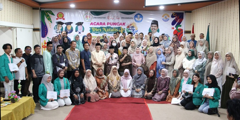 Civitas akademika Universitas Hang Tuah Pekanbaru foto bersama usai acara, Kamis (12/2/2026).