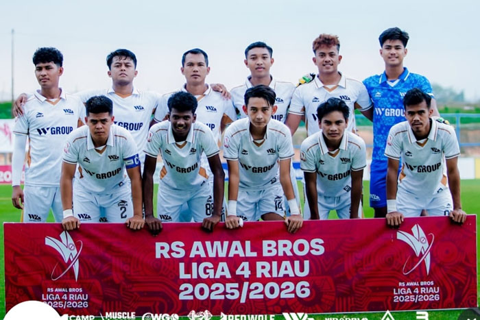 Pemain WGroup FC foto bersama sebelum bertanding melawan EBR FC dalam laga Babak 4 Besar RS Awal Bros Liga 4 Zona Riau 2025/2026 di Stadion Gelora Hangtuah Pekanbaru, Ahad (15/2/2026).