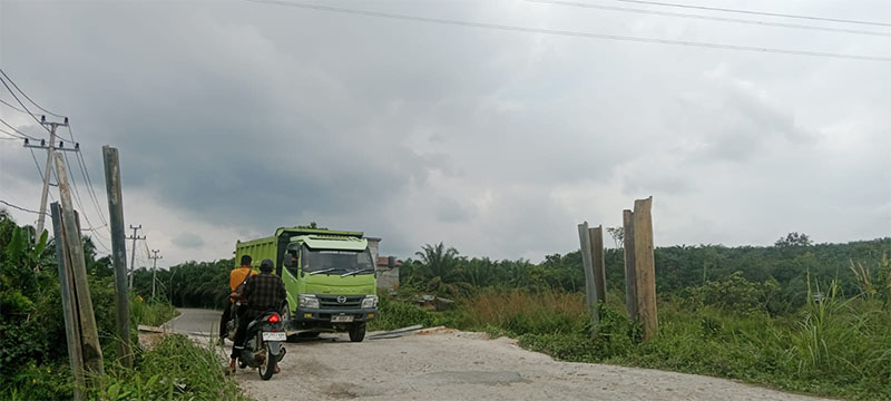 Pengedara masih saja nekat melalui ruas jalan Jembatan Sungai Sinambek, Senin (16/2/2026).