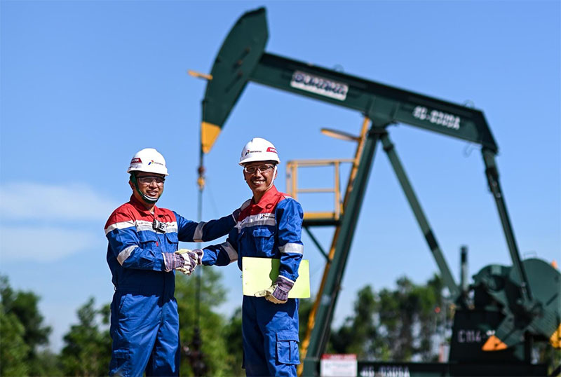 Dua Perwira PT Pertamina Hulu Rokan (PHR) sedang melaksanakan aktivitas pekerjaan di Lapangan Duri untuk mendukung ketahanan energi nasional.