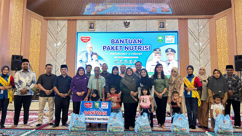 Indomaret dan Vidoran menyerahkan bantuan paket nutrisi kepada masyarakat Siak, di Gedung Balairung Datuk 4 Suku, Sabtu (14/2/2026).