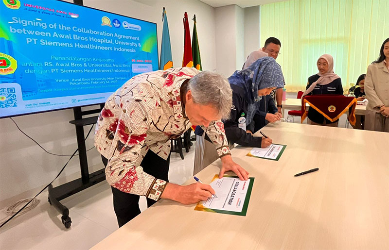 RS Awal Bros Group bersama Universitas Awal Bros menandatangani kesepakatan kolaborasi strategis jangka panjang dengan raksasa teknologi medis global, PT Siemens Healthineers Indonesia, Senin (16/2).