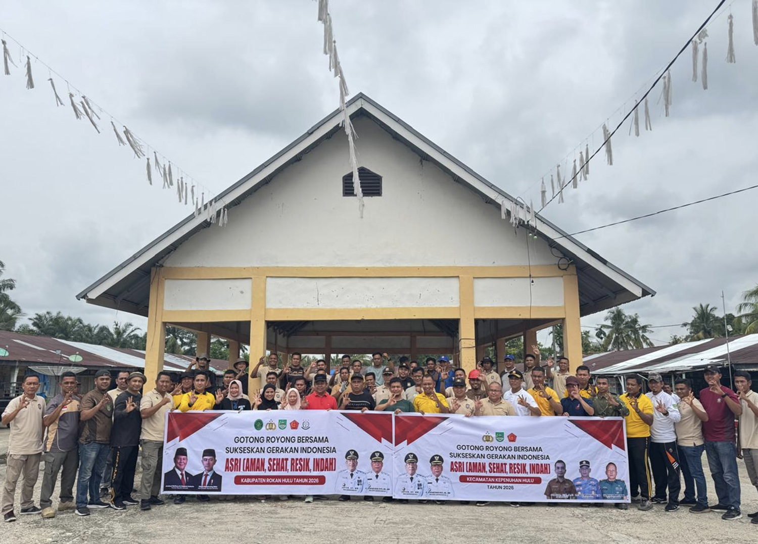 Wabup Rohul H Syafaruddin Poti SH MM (tengah kaos merah) foto bersama usai memimpin goro massal dalam rangka Gerakan Indonesia ASRI di Pasar Baru Pekan Tebih, Kecamatan Kepenuhan Hulu.