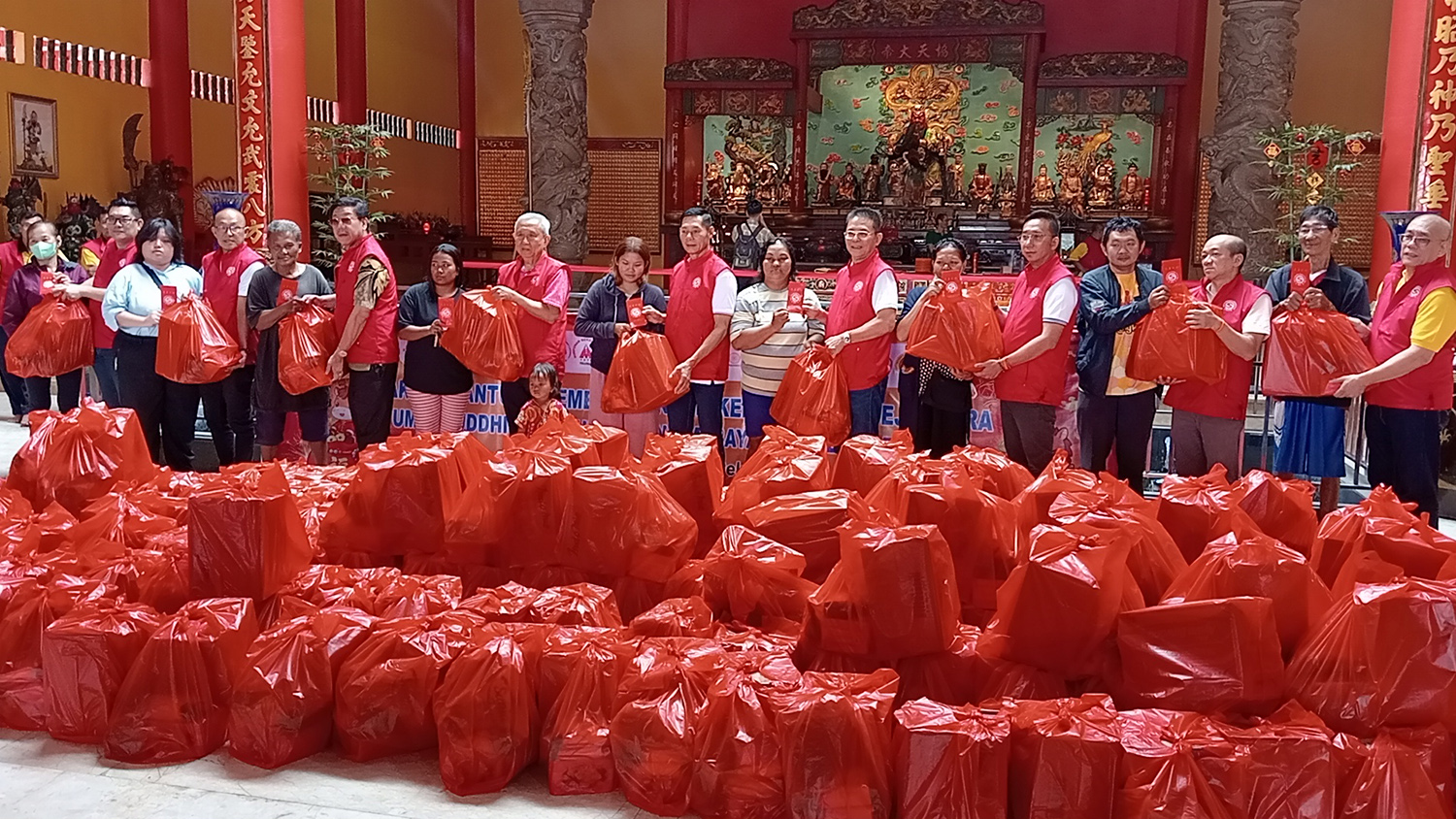 Jajaran pengurus PBBI Riau menyerahkan paket Imlek kepada warga Tionghoa prasejahtera di Vihara Kwan Tee Kong Bio Rumbai, Ahad (15/2/2026).