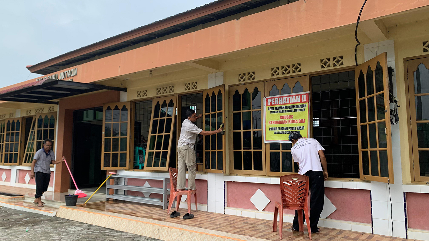 Jemaah bergotong royong membersihkan Masjid Baitul Muttaqin, Jalan Berdikari Gang Pelita II, Rumbai, Ahad (15/2/2026).