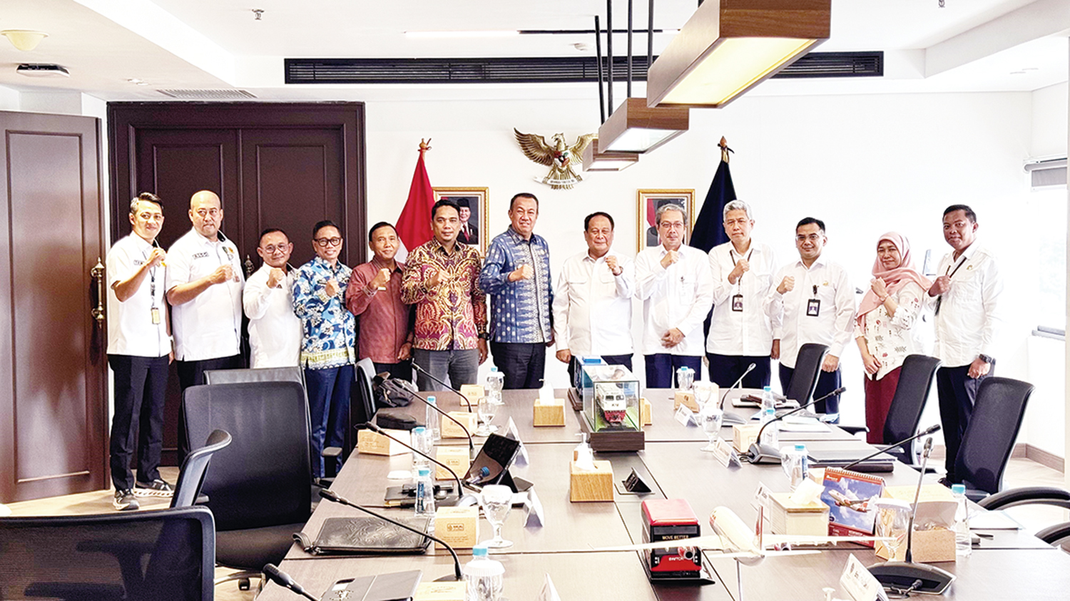 Rombongan Pemkab Meranti dipimpin Wakil Bupati Muzamil Baharudin didampingi Anggota DPRD Sopandi foto bersama Wakil Menteri Perhubungan RI, Suntana bersama Wakil Menteri Perhubungan RI.