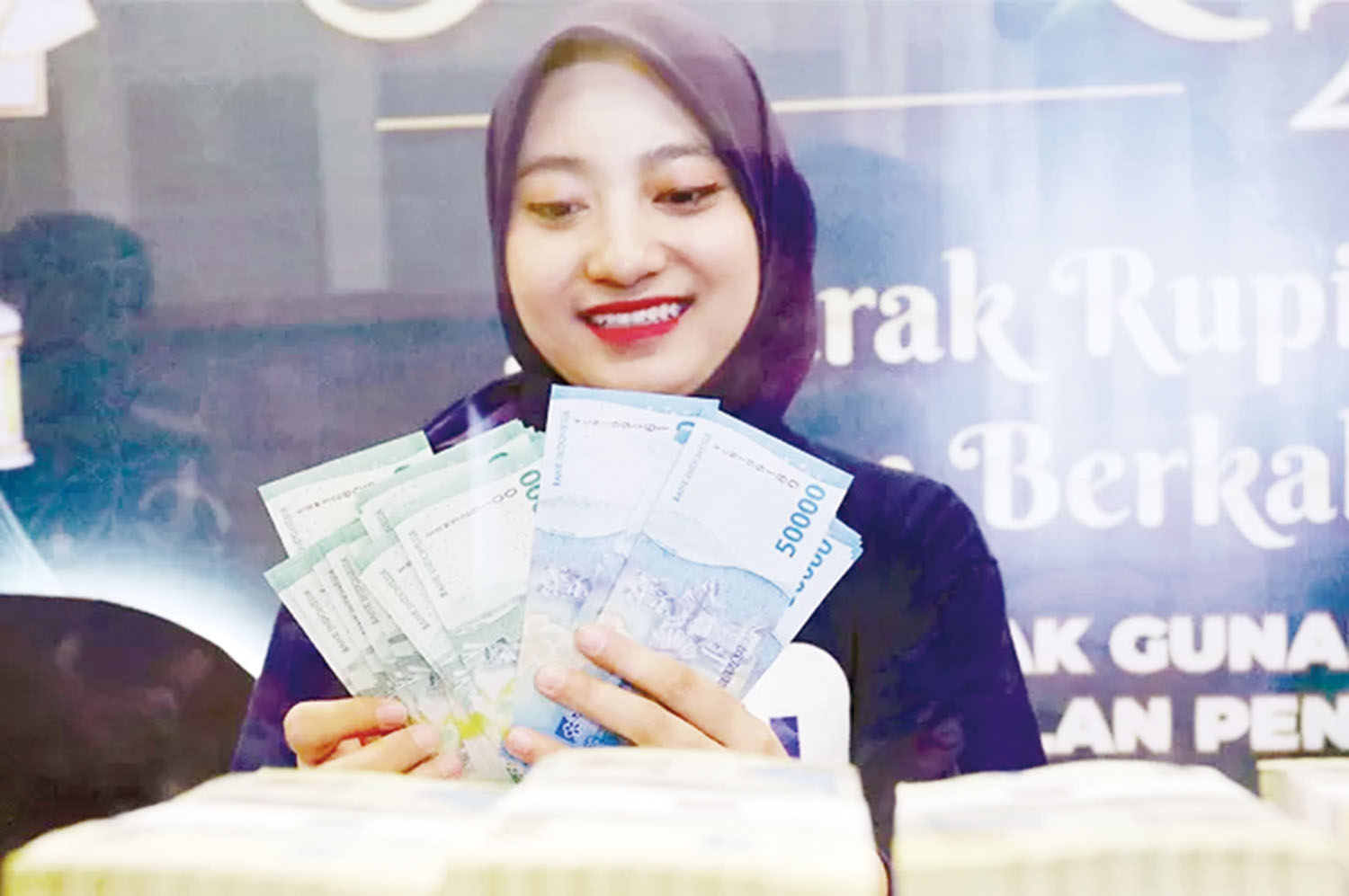 Seorang nasabah menukar uang baru di penukaran uang Serambi Bank Indonesia di pusat perbelanjaan, belum lama ini.