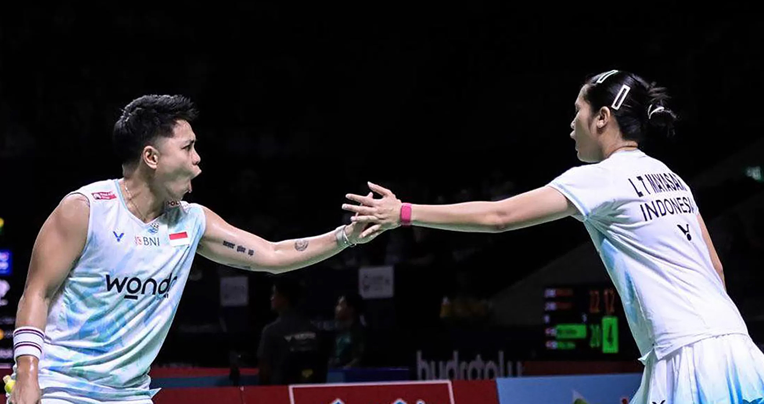 Apriyani Rahayu (kiri) salam kompak dengan pasangan ganda putrinya Lanny Tria Mayasari, beberapa waktu lalu.