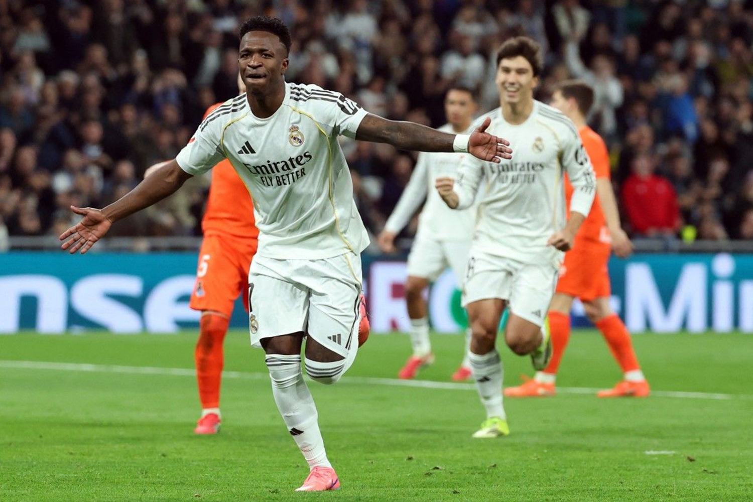 Penyerang Real Madrid, Vinicius Jr, merayakan gol ke gawang Real Sociedad dalam pertandingan Liga Spanyol di Estadio Santiago Bernabeu, Ahad (15/2/2026).