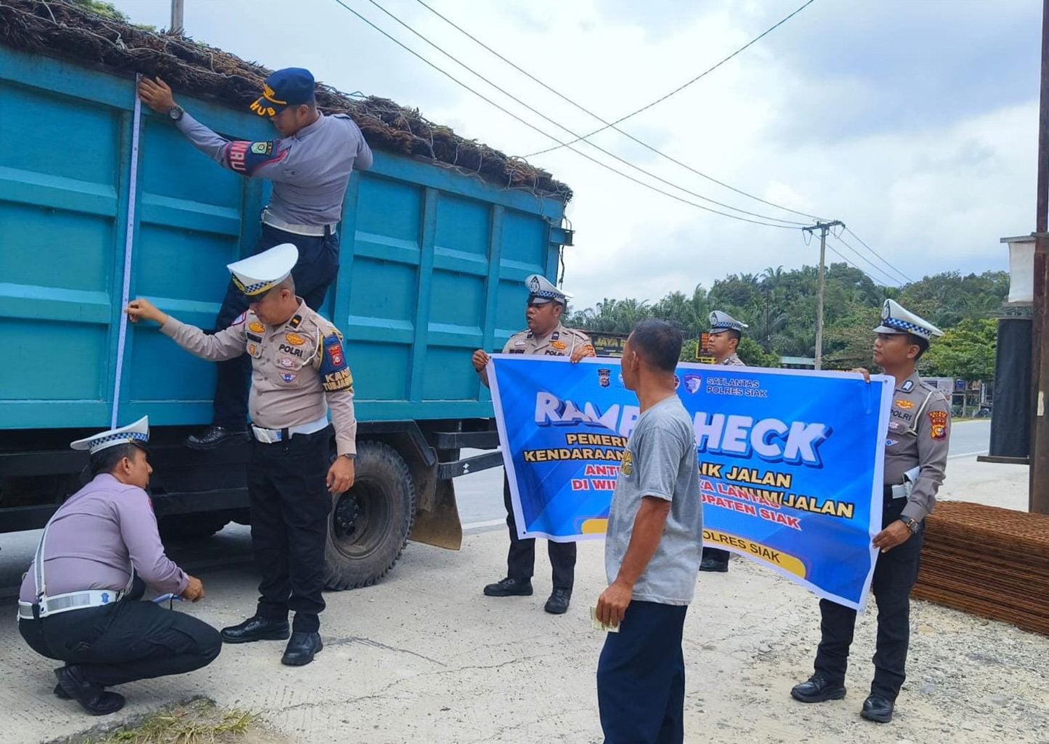 Petugas kepolisian dan Dishub melakukan ramp check atau pemeriksaan kelaikan kendaraan angkutan umum dan barang di Km 11 Lubuk Dalam, Siak Sriindrapura, Ahad (15/2/2026).