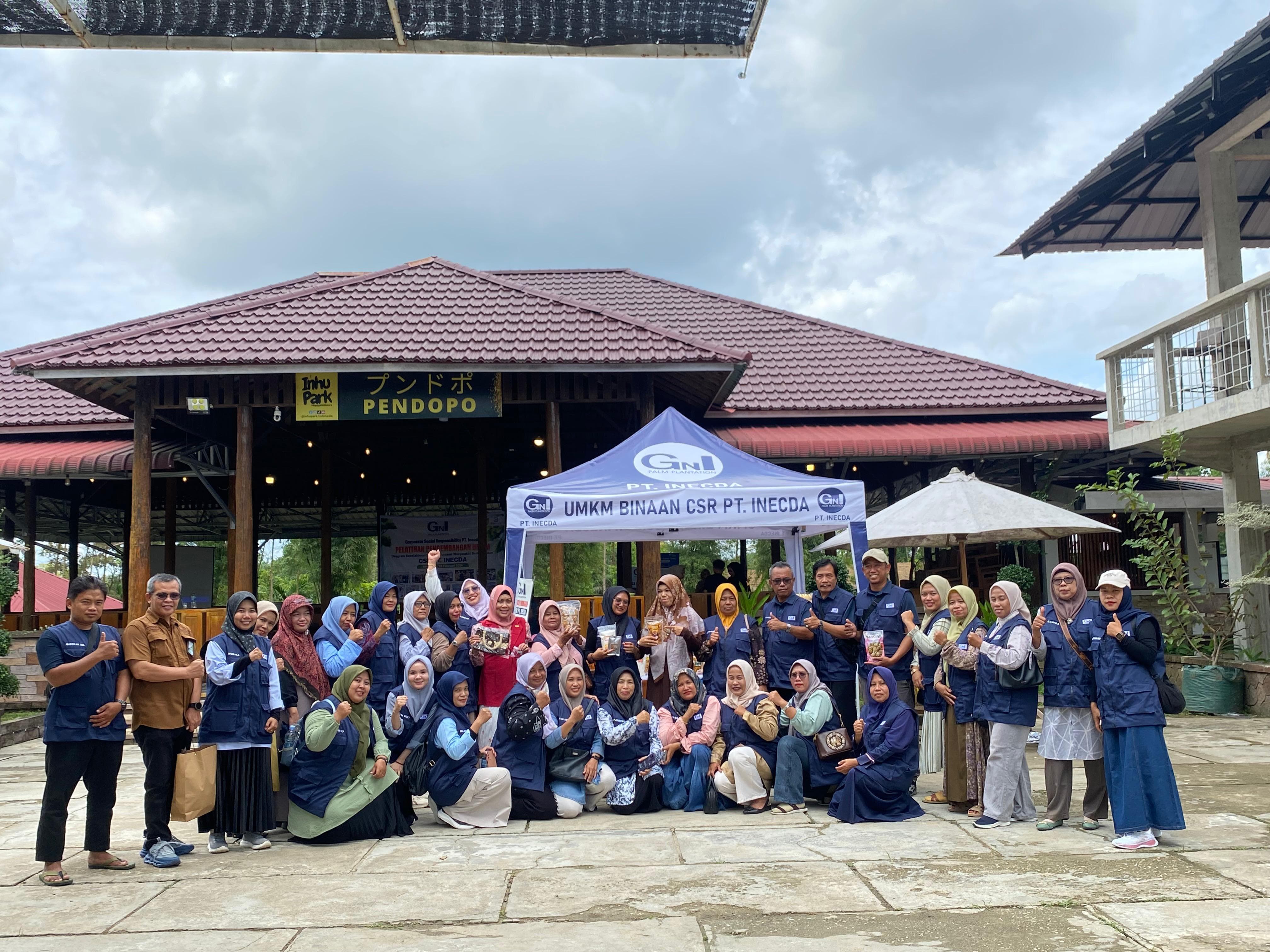 Jajaran pimpinan PT Inecda foto bersama dengan peserta pelatihan pengembangan UMKM program kesejahteraan sosial dan ekonomi di Inhu Park, Senin (16/2/2026)