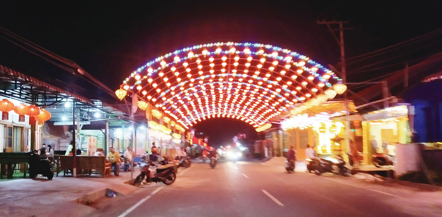 Lampion di Jalan Perdagangan, Bagansiapiapi, Rokan Hilir menambah kesan semarak menyambut pergantian tahun baru Imlek, Ahad (15/2/2026).