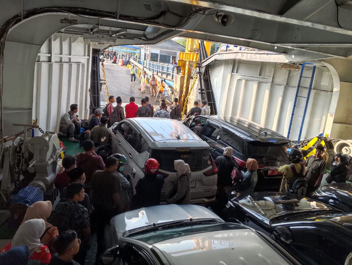 Kondisi penumpang didalam kapal Roro tujuan pulau Bengkalis yang ramai menjelang Imlek dan Ramadan, Ahad (15/2/2026) sore.