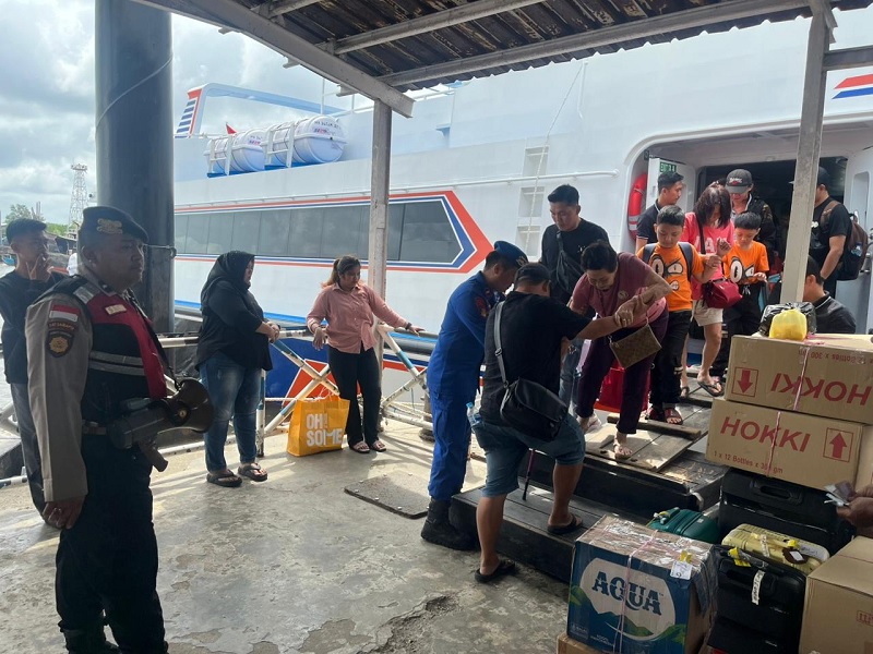 Aktilvitas Pelabuhan Tanjung Harapan, Selatpanjang Kepulauan Meranti, Senin (16/2/2026).