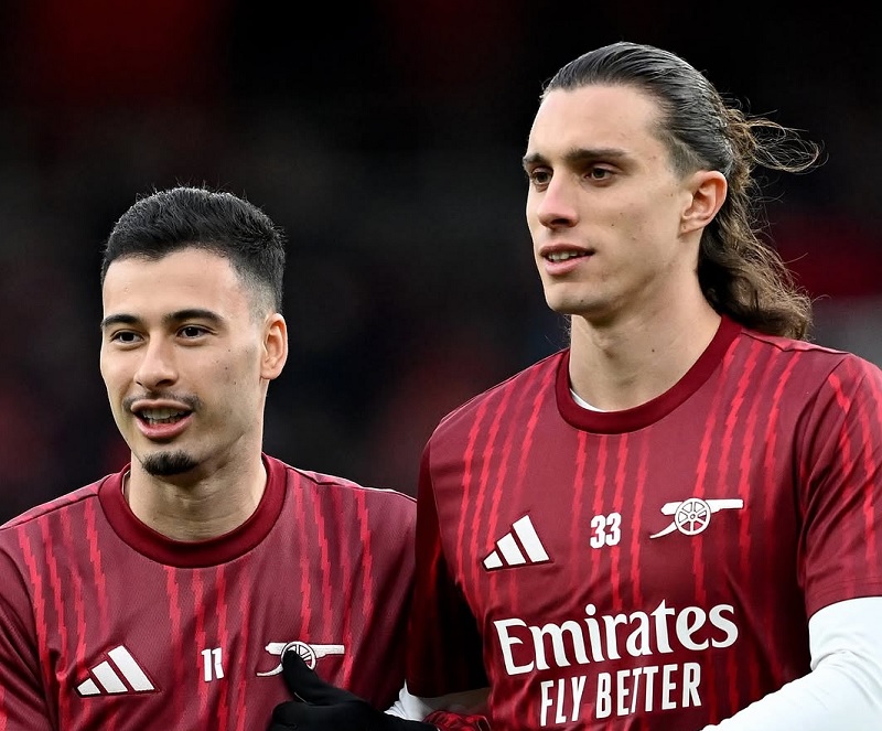 Bek Arsenal asal Italia Riccardo Calafiori (kanan) mengalami cedera saat pemanasan dan tidak dapat bermain sebagai starter saat menang 4-0 atas Wigan di Piala FA.