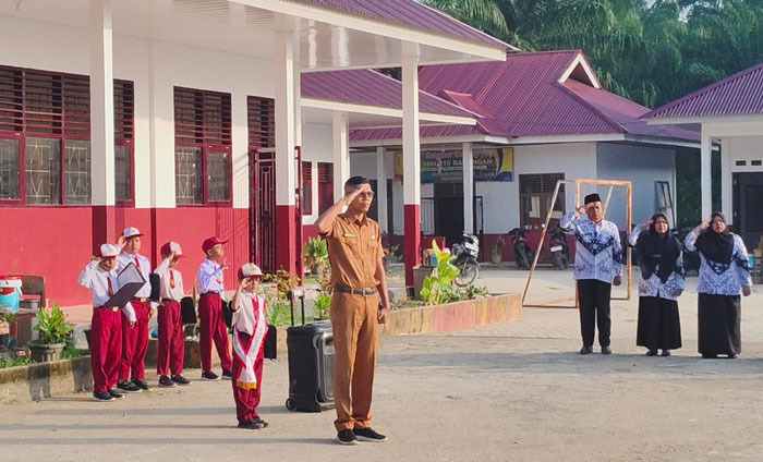 Korwil Kecamatan Rengat Barat pada Disdikbud Kabupaten Inhu, Sanfitriadi SPd saat memimpin apel di SDN 010 Barangan, baru-baru ini.