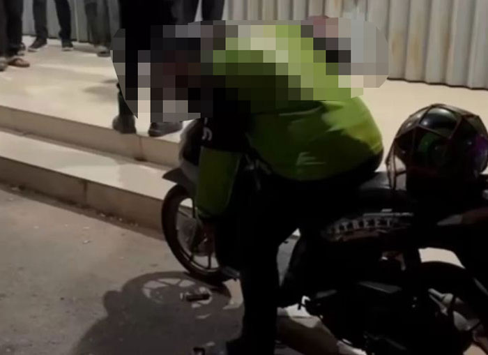 Pengemudi ojol ditemukan tak bernyawa dengan posisi masih tertunduk di atas sepeda motor yang dikendarainya di kawasan ruko Palm Spring, Batam Kota, Minggu (15/2/2026)  tengah malam.