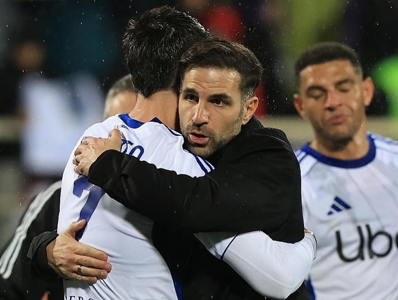 Pelatih Como Cesc F&agrave;bregas saat memeluk penyerang Spanyol, Alvaro Morata,