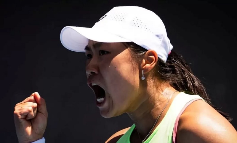 Janice Tjen untuk pertama kalinya berhasil lolos ke babak ketiga atau 16 besar WTA Tour usai mengalahkan Leylah Fernandez di Dubai Tennis Championship 2026.