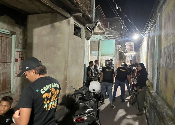 Petugas melakukan penyisiran di gang-gang dalam razia di kawasan Kampung Dalam, Kecamatan Senapelan, pada Ahad (15/2/2026) malam.