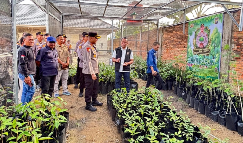 Kapolres Inhu, AKBP Eka Ariandy Putra SH SIK MSI (tiga dari kanan) saat menjelaskan tentang pohon yang ada di Bank Pohon, Senin (16/2/2026)